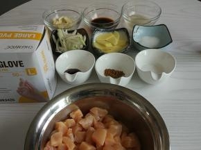 准备好所有腌制的调料，大葱切丝、姜、蒜切片。