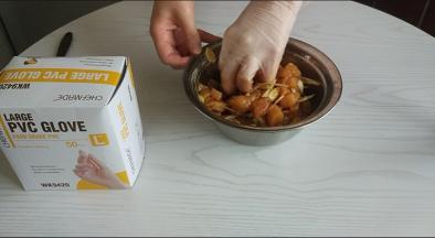 把所有腌制调料加入鸡块中混合拌匀，腌制2小时。