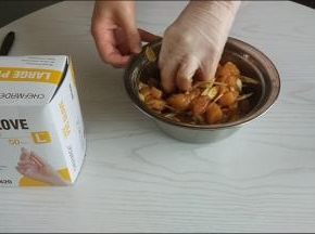 把所有腌制调料加入鸡块中混合拌匀，腌制2小时。