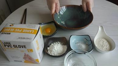 炸糊制作:
准备好所有炸粉所需的调料。