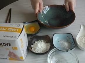 炸糊制作:
准备好所有炸粉所需的调料。
