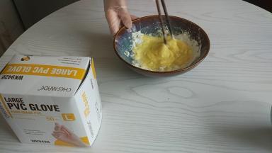 炸粉调料全部放入碗中，用筷子拌匀。