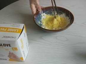 炸粉调料全部放入碗中，用筷子拌匀。