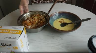 腌制好的鸡块，挑出葱姜蒜，放入炸糊中。