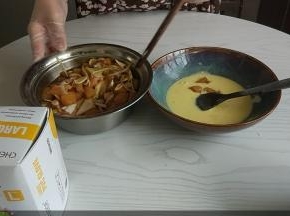 腌制好的鸡块，挑出葱姜蒜，放入炸糊中。