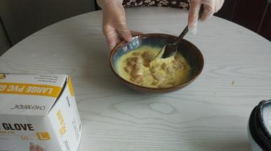 用刮刀或筷子拌匀。