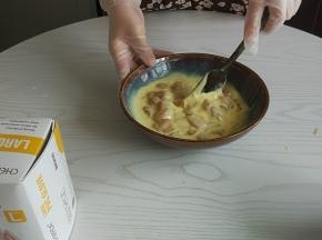 用刮刀或筷子拌匀。