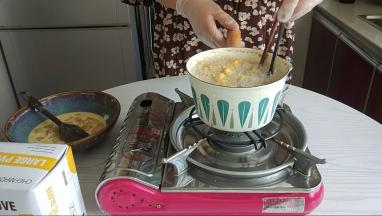 奶锅中加入500克玉米油，油温小火加热170度左右，把鸡米花分两次放入，炸至表面金黄色，3-4分钟即可，无需复炸。