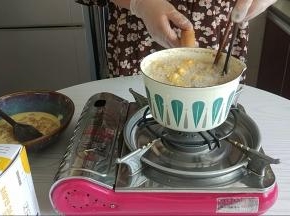奶锅中加入500克玉米油，油温小火加热170度左右，把鸡米花分两次放入，炸至表面金黄色，3-4分钟即可，无需复炸。