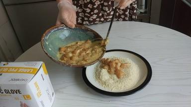 酥脆鸡米花制作:
腌制调料和炸粉按照软炸鸡米花制作就可以，方法和步骤一样，多了一个裹面包糠的步骤，把鸡块裹好炸糊以后，在放入面包糠里裹一层面包糠。