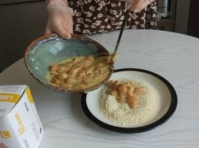 酥脆鸡米花制作:
腌制调料和炸粉按照软炸鸡米花制作就可以，方法和步骤一样，多了一个裹面包糠的步骤，把鸡块裹好炸糊以后，在放入面包糠里裹一层面包糠。