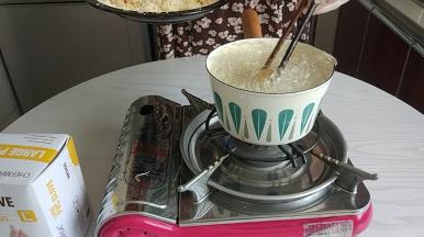 奶锅加入半锅玉米油，小火烧热至170度左右，分两次放入鸡块，炸至5-6分钟，表面金黄色。