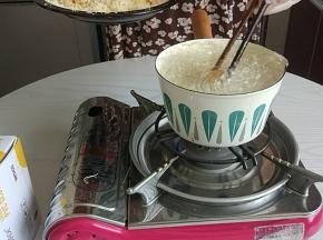 奶锅加入半锅玉米油，小火烧热至170度左右，分两次放入鸡块，炸至5-6分钟，表面金黄色。
