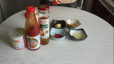 自配馅料制作:
准备好所需材料。