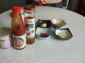 自配馅料制作:
准备好所需材料。