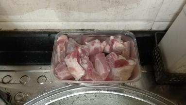 排骨斩段，清洗乾净飞水备用。