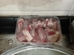 排骨斩段，清洗乾净飞水备用。