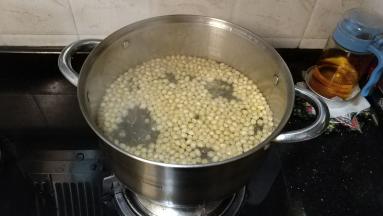 煲里放入足量的水，放入浸泡过的黄豆