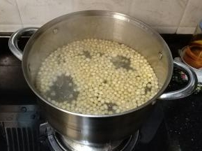 煲里放入足量的水，放入浸泡过的黄豆