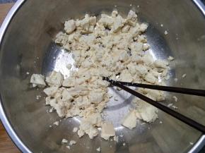 豆腐直接在盆里戳碎