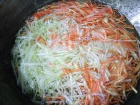 烧一锅开水，下萝卜进去焯一下