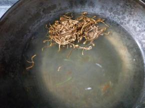 虫草花放在焯萝卜的热水中泡发即可
