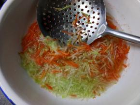 焯好后放入冷水中拔1个小时，去除萝卜的臭气和辣气