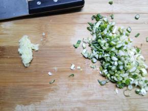 葱切碎，姜剁成姜蓉