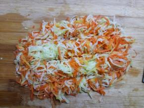 拔好的萝卜丝攥干水分用刀大概断一下，不要切碎，就几刀就可以，把长长的萝卜丝稍微切短一点即可