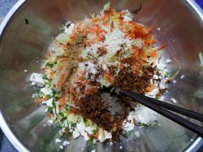 萝卜、虫草花、葱姜都放在刚才的豆腐盆里，放入调味料