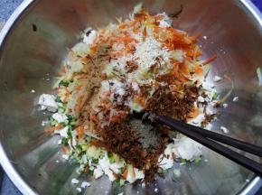萝卜、虫草花、葱姜都放在刚才的豆腐盆里，放入调味料