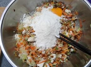打一个鸡蛋，放一小碗面粉进去