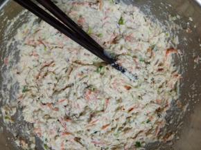 缓慢倒水搅拌使面粉和萝卜丝混合均匀，状态是比较粘稠的，测试粘稠度以用手挤丸子可以成丸但又不会是硬硬的为最佳，看14步用手挤丸子