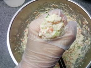 带上一次性手套，挖一勺面糊进手心，一攥，面糊就从虎口出来了成个球状，用勺子挖下来放入油锅中