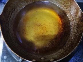 热半锅油，至油温5成热差不多可以放丸子，此时调小火，判断油温可以用筷子蘸点面糊滴入锅中，如果面糊浮起并且周围冒泡泡就可以了。