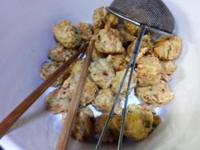 炸成表面金黄捞出控油，都炸完以后再倒入油锅重新复炸一遍至表皮酥脆