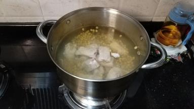 再放入排骨，大火烧开后转中火煲50分钟，黄豆基本软烂。