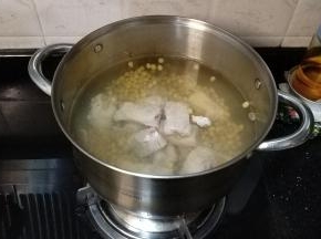 再放入排骨，大火烧开后转中火煲50分钟，黄豆基本软烂。