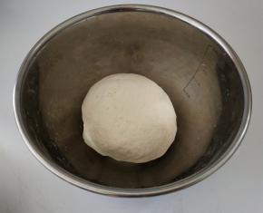 把面团用料混合，合成面团。