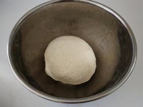 把面团用料混合，合成面团。