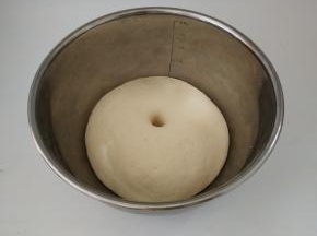 盖上湿布，将其发酵至两倍大。用手指戳个小孔不会回缩。撕开里面有明显的蜂窝状。