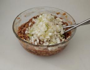 再加入盐，生抽，老抽，白糖，五香粉，香油和大葱末拌匀，馅料就好啦。