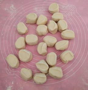 把面团排气后分成大约30克一份。