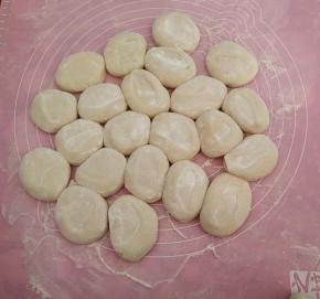 撒上干粉，用手微微地将其压扁