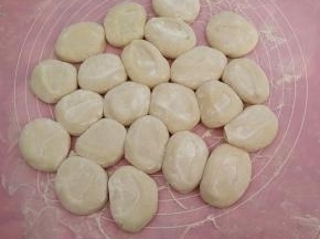 撒上干粉，用手微微地将其压扁