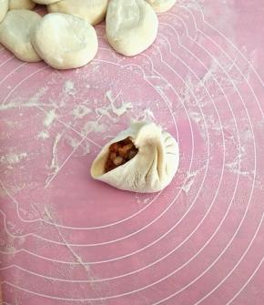 收囗，捏出褶子，依次全部做好