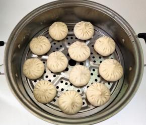 放入抹油的蒸锅，上汽后大火蒸12分钟，焖三分钟即可。