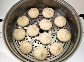 放入抹油的蒸锅，上汽后大火蒸12分钟，焖三分钟即可。