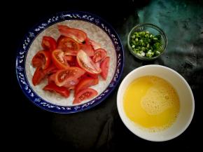 鸡蛋顺着一个方向搅打一分钟。香葱切未，西红柿切成0.5的片，这样子切西红柿汁更容易煮到汤里面，味道更好。