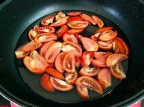 锅里面加入适量的水，把西红柿片凉水下锅，烧开，水的用量按个人喜欢的浓稠度调整。